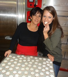 von links: Monika Segmüller (Ladenchefin Bäckerei Lingenhag) und Kerryn freuen sich auf backfreudige Mädels