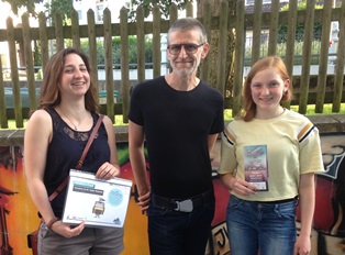 Monika aus Oberriet (links) gewann ein Familienticket für den Detektiv-Trail und Lena aus Altstätten ein Festivalticket für Sommer im Park. In der Mitte Ruedi Gasser (Leiter Jugendarbeit). 