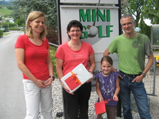 Die beiden Gewinnerinnen Marlies Hasler und Daria Keller bei der Preisübergabe, flankiert von den OK-Verantwortlichen Ruth Wanner und Markus Stampfli (von links). Nicht auf dem Bild ist Fatlum Veliu.