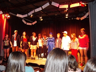 Die Theater-Crew 2011/2012 zeigte ein Stück rund um das Thema „Mobben ist kein Spiel - Mobbing tut weh“ 
