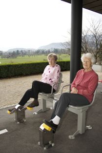 Bewohnerinnen nutzen den Seniorenparcours
