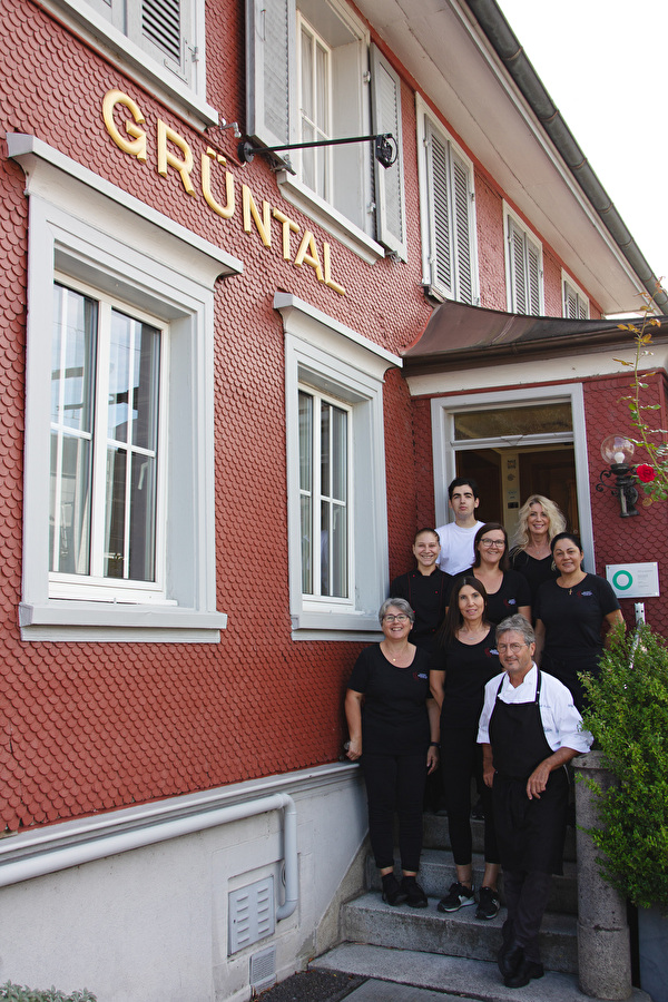 Hereinspaziert: Gastgeber Fredi Koller und sein Team verwöhnen die Gäste bis sicherlich November 2024 im Restaurant Grüntal.