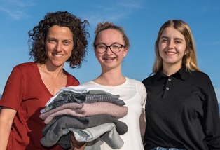 von links: Sonja Galli (Gestaltung Plakate) und die zwei Initiantinnen freuen sich auf viele Leute & tolle Kleider!  