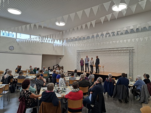 Wege aus der Einsamkeit: Gut 50 Personen besuchten das humorvolle Theaterstück letzte Woche im Kulturraum Rhyboot.