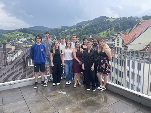 Geschafft! Die neuen Fachkräfte: Alessandro Di Lena, Sebastian Hengartner, Luna Bellino, Nevio Schmid, Artina Bektashi, Micha Alder, Angjelina Kennou, Gabriela Siegfried, Sara Arleo, Princess Keren Manga Limunga, Joenna Heule (v.l.n.r.)