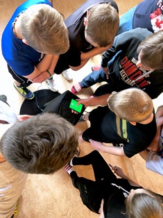 Via Smartphone- Installation wird Cybermobbing erlebbar gemacht, im Rahmen der Elternsein Schultour erstmalig in der Ostschweiz. 