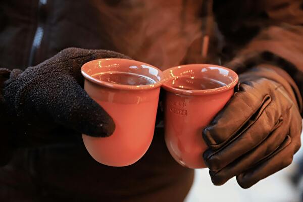 Aufs neue Jahr: Der Stadtrat und der Verkehrsverein Altstätten laden herzlich zur Neujahrsbegrüssung bei Glühwein und Punsch im Garten des Museums Prestegg ein. 