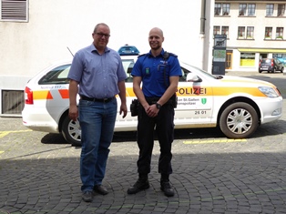 Stadtpräsident Ruedi Mattle mit Stadtpolizist Daniel Braunwalder