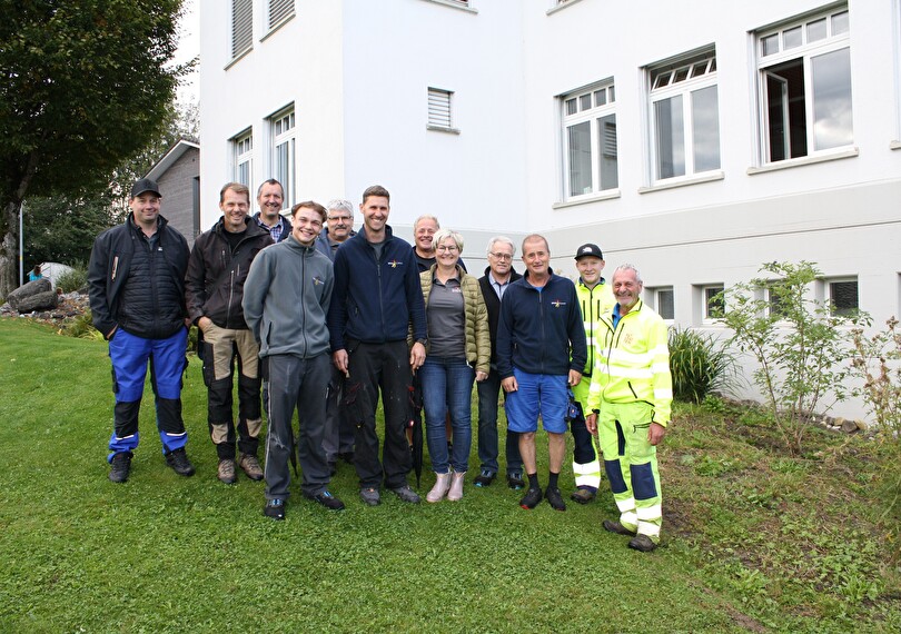 Naturgärtner Rolf Lüthi gab den Kursteilnehmenden zahlreiche praxisnahe Pflegetipps.