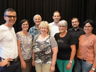 Der FA (von rechts) an der letzten Sitzung in der Bühne Marbach: Marion Heeb (Gemeinderätin Rüthi), Roman Zimmermann (Bereichsleiter Soziales der Stadt), Helena Kobler (Gemeinderätin Oberriet), Alex Arnold (Gemeindepräsident Eichberg) in Vertretung für Gemeinderat Michael Hasler, Gaby Hartert (Gemeinderätin Rebstein), Ruedi Dörig (Stadtrat Altstätten), Irma Graf (Gemeinderätin Marbach) und Ruedi Gasser. 