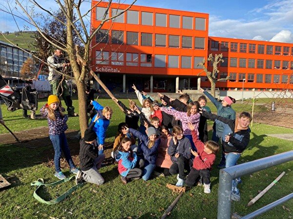 Die Schulkinder freuen sich über die zehn neuen Bäume und eine artenreiche Wildhecke beim Schöntal.