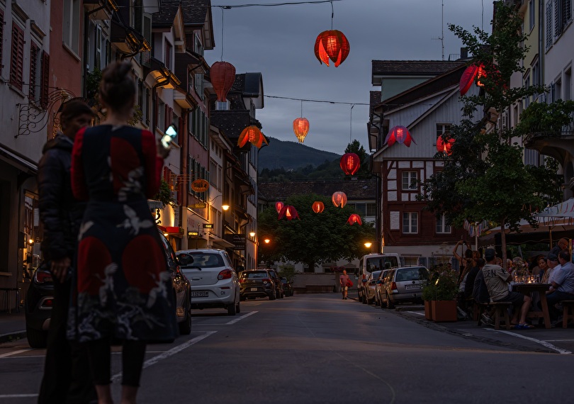 Feierlich eingeweiht: Leuchtende Blüten schweben seit Dienstagabend über der Obergasse und verleihen ihr einen ganz eigenen Charakter.
