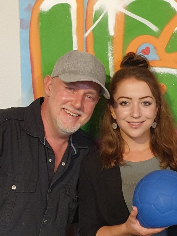 Anna Bathelt (Praktikantin Fachhochschule OST) & Jürgen Kratzer (Leiter Jugendtreff «UG14») freuen sich auf Action mit den Teens.