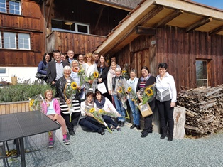Foto der Kursleiterinnen mit der Projektleitung und weiteren am Projekt beteiligten Personen