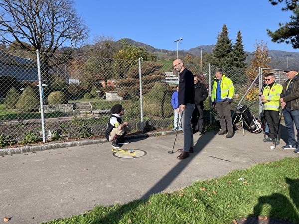 Stadtrat Christoph Hanselmann eröffnet gleich den Urban Golf-Parcours durch den ersten Abschlag