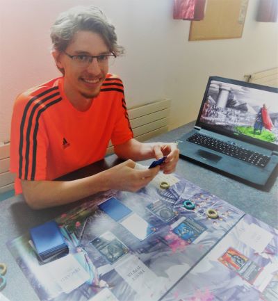 Gero Galeti freut sich am 12. Oktober nach vierjähriger Entwicklung sein Fantasy-Game vorzustellen und zu spielen.