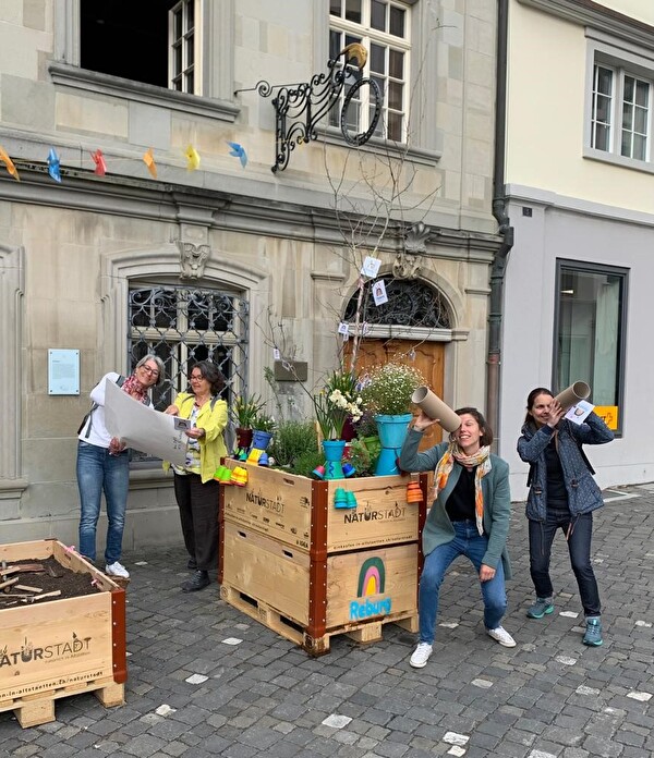 Beatrix Müggler Bereichsleiterin Kafi, Silvia Hermann-Segmüller (Leiterin Familienzentrum), Claudia Baumgartner (Stv. Leiterin Familienzentrum) und Fabienne Segmüller Leiterin Kinderbetreuung freuen sich auf viele Mamis & ihre Familien. Auf dem Bild fehlt Ruedi Gasser (Leiter Jugendarbeit).