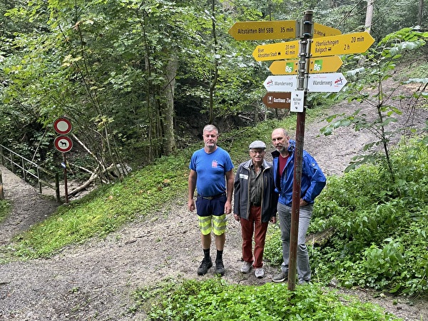 Foto des neuen und alten Wanderweegveranwortlichen