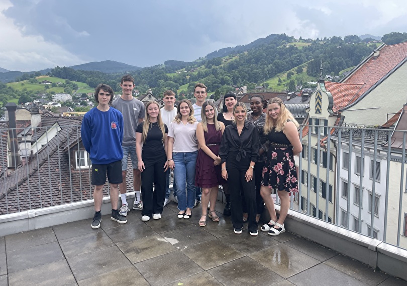 Geschafft! Die neuen Fachkräfte: Alessandro Di Lena, Sebastian Hengartner, Luna Bellino, Nevio Schmid, Artina Bektashi, Micha Alder, Angjelina Kennou, Gabriela Siegfried, Sara Arleo, Princess Keren Manga Limunga, Joenna Heule (v.l.n.r.)