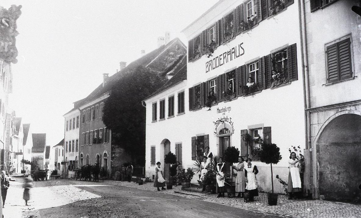 Die Haushaltungsschule Broderhaus wurde 1912 gegründet. Ihr Name geht auf die Stifterin Johanna Barbara Maria Broder zurück. Das Haus diente der Familie als Arztpraxis und Wohnhaus. 1892 stiftete sie das Haus der Gemeinde, um jungen Menschen direkt vor Ort eine Weiterbildung zu ermöglichen.