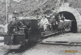 Während des Zweiten Weltkriegs erlebte das Bergwerk im Gonzen seine Blütezeit. Bis zu 380 Knappen, Mineure und andere Beschäftigte arbeiteten für die Eisenbergwerk