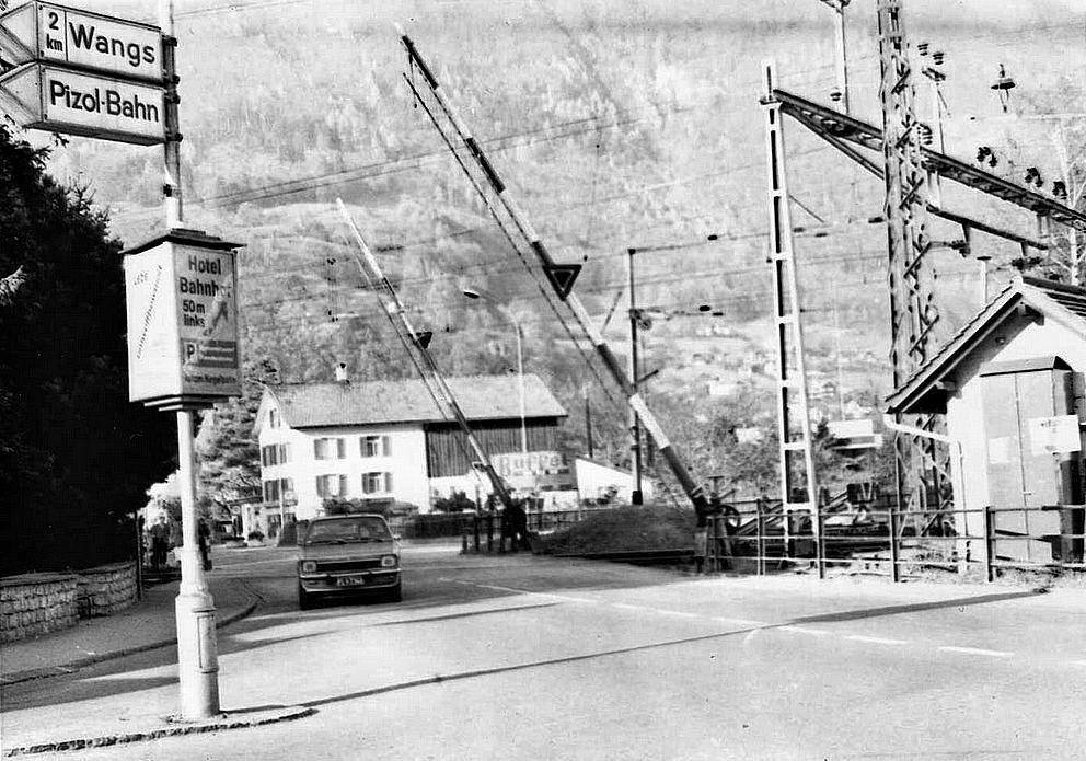 Bis ca. 1985 führte der Verkehr von der Bahnhofstrasse gegen Wangs über eine Barriere. Das gab manch gemütlichen Schwatz unter den Wartenden.