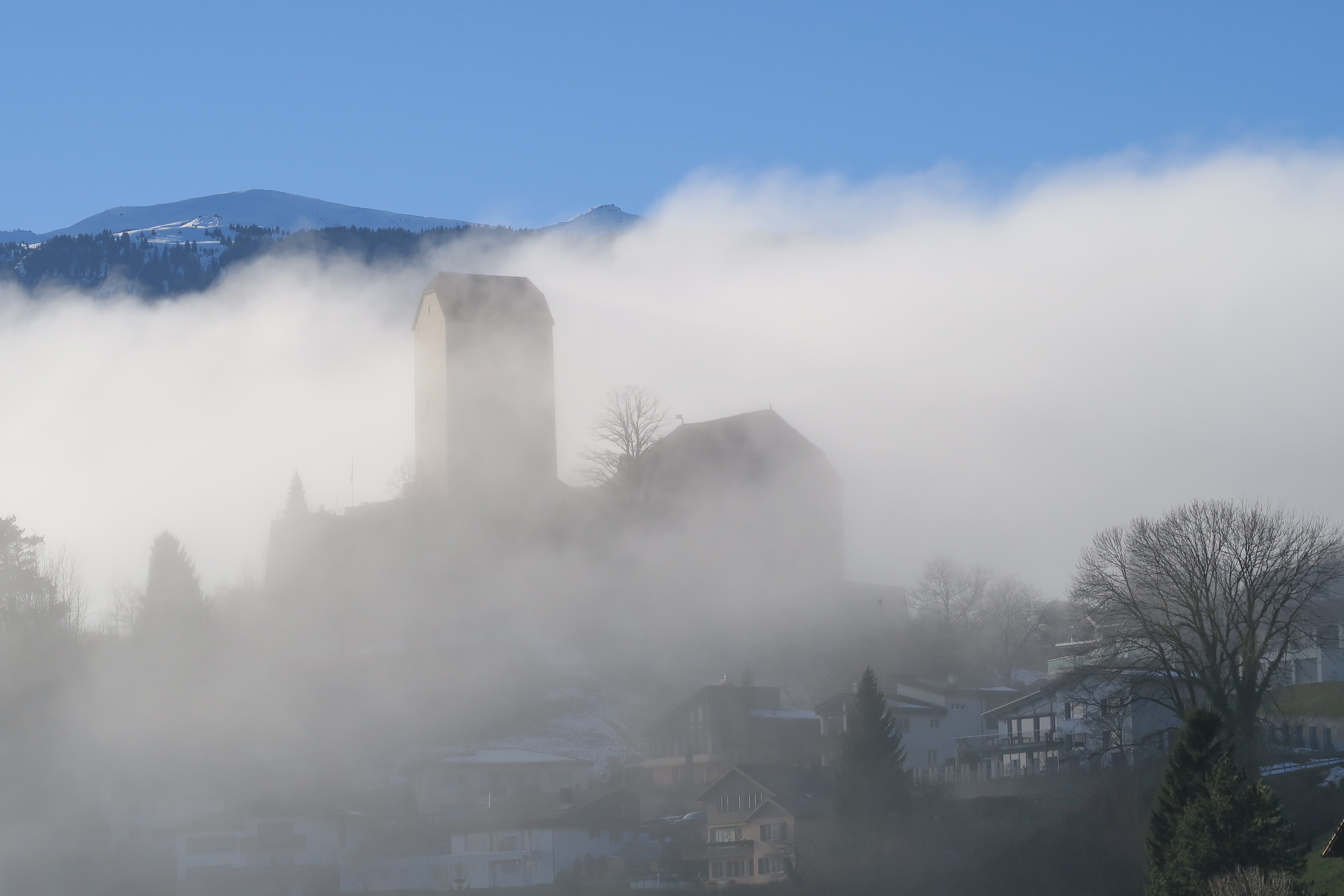 um 2020: Schloss im Nebel