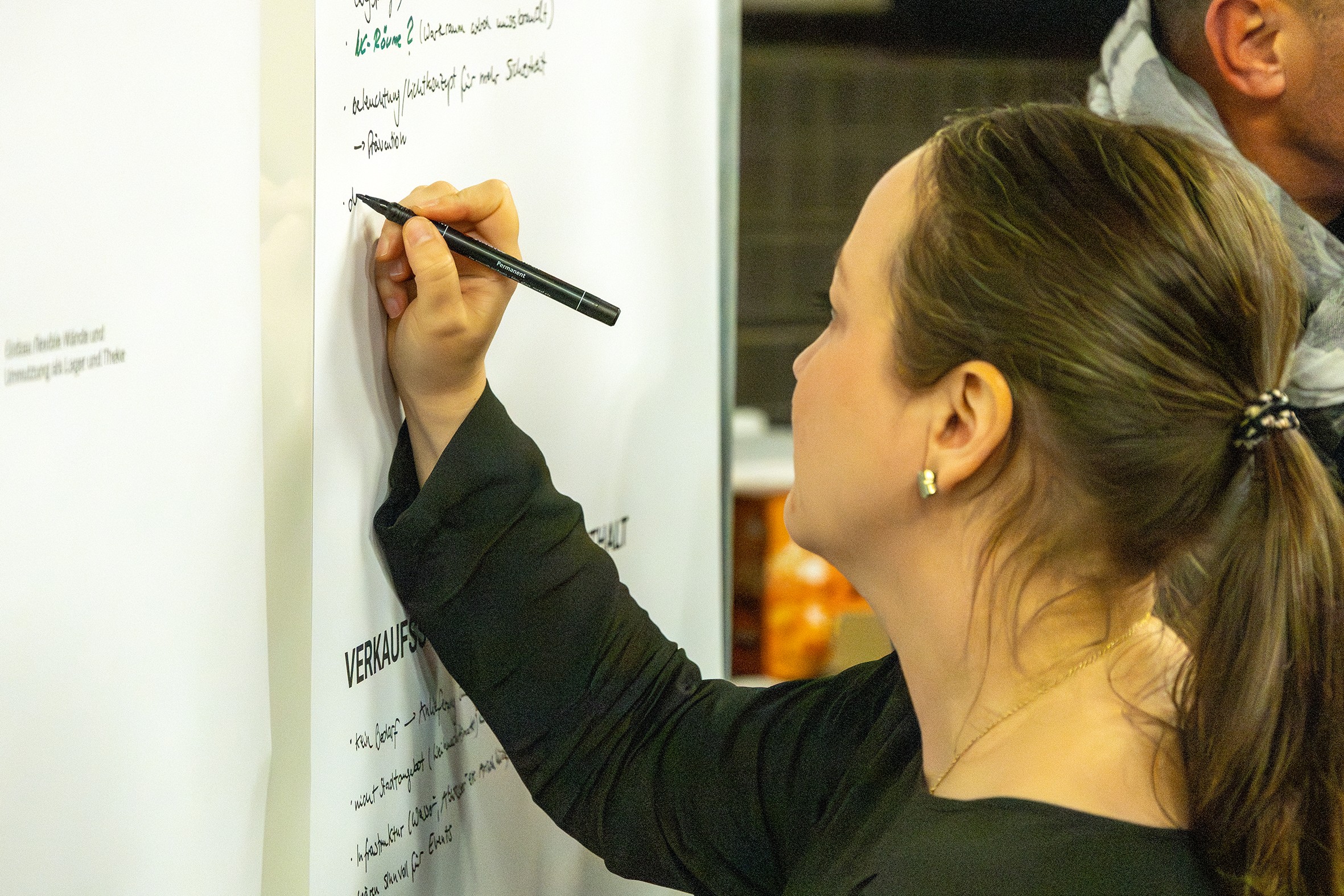 Aktives Mitwirken: Ideen und Anregungen können auf grossen Plakaten notiert werden.