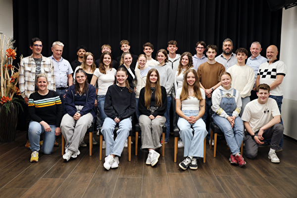 Flankiert von Gemeinde- und Schulratsmitgliedern: Die Sarganser Jungbürgerinnen und Jungbürger.