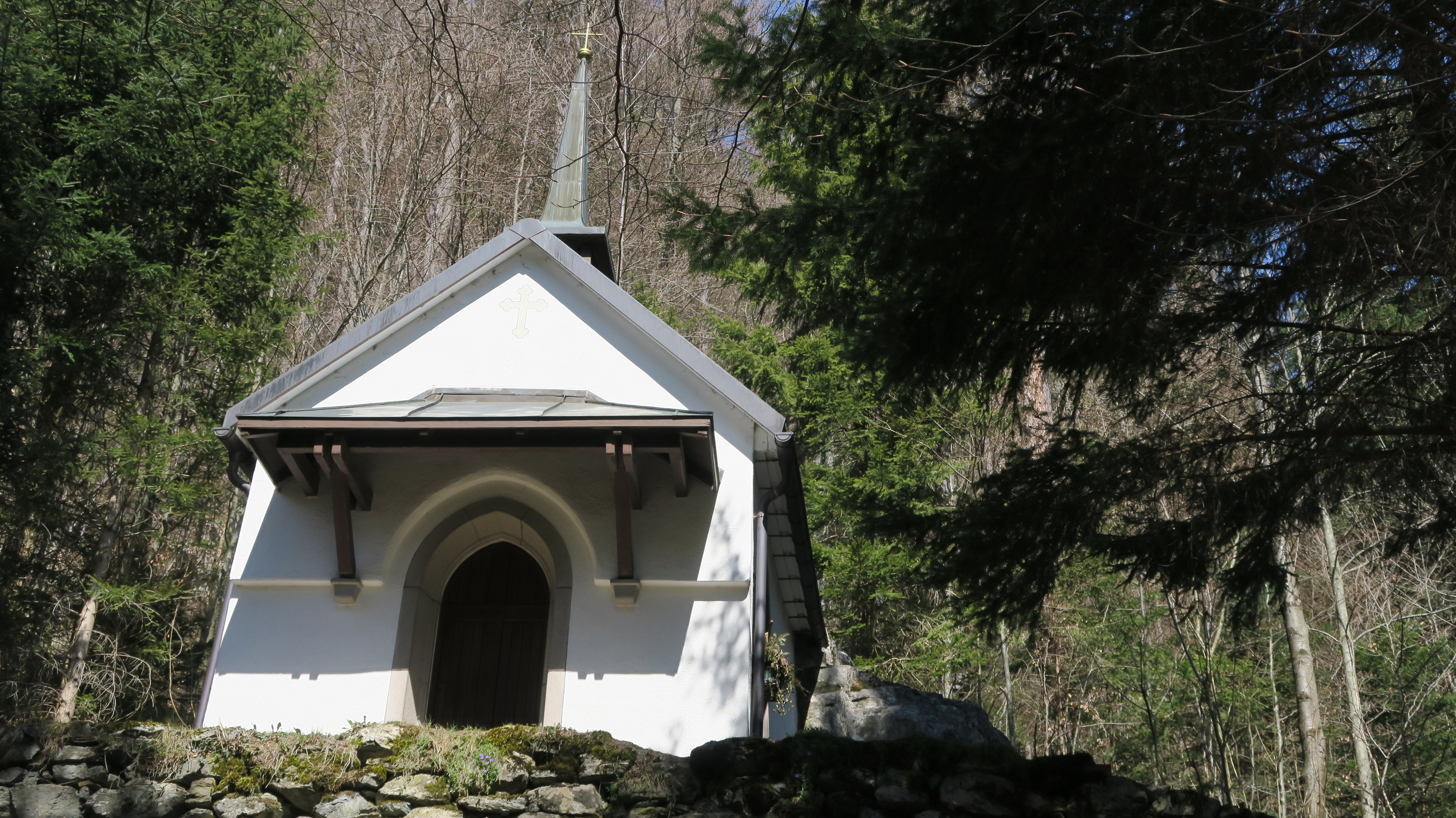 Das Erzbild weit oben im Gonzenwald muss um das Jahr 1870 entstanden sein. Jahrzehntelang verrichteten hier die Bergwerk-Knappen ihre Gebete.