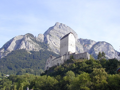 Schloss Sargans mit Gonzen im Hintergrund
