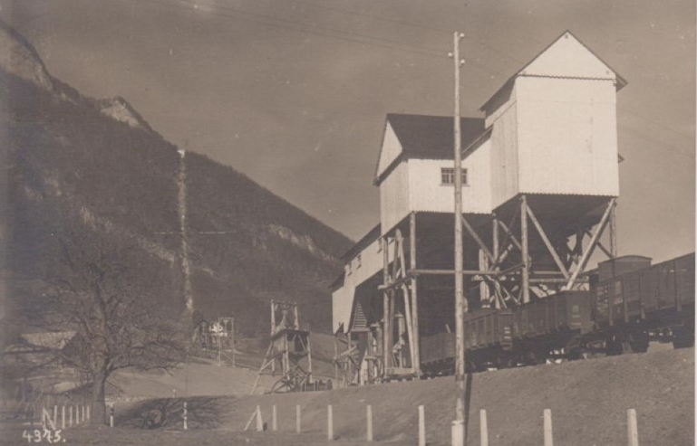 Erste Aufbereitungsanlage des Bergwerks, abgebrannt 1939.