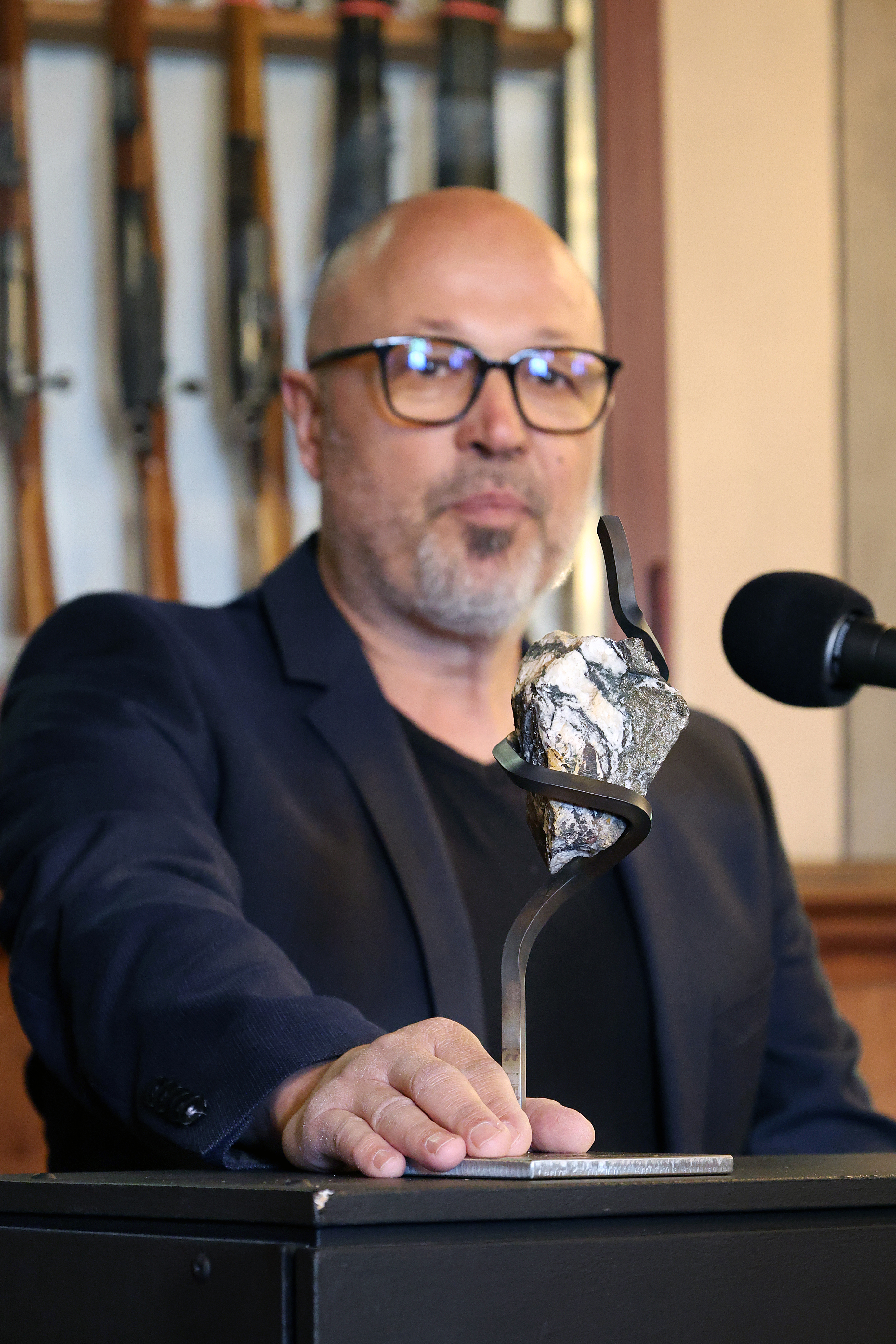 Gemeinderat Roland Wermelinger stellt den Gonzen-Kulturpreis vor.