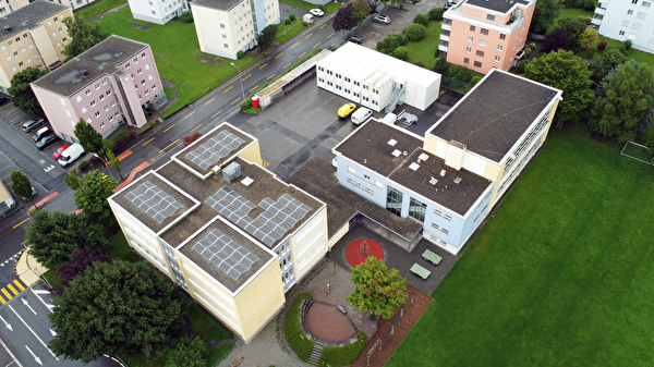 Fügt sich in den Baukomplex des Schulhauses Kastels ein: Das neue Schulprovisorium.