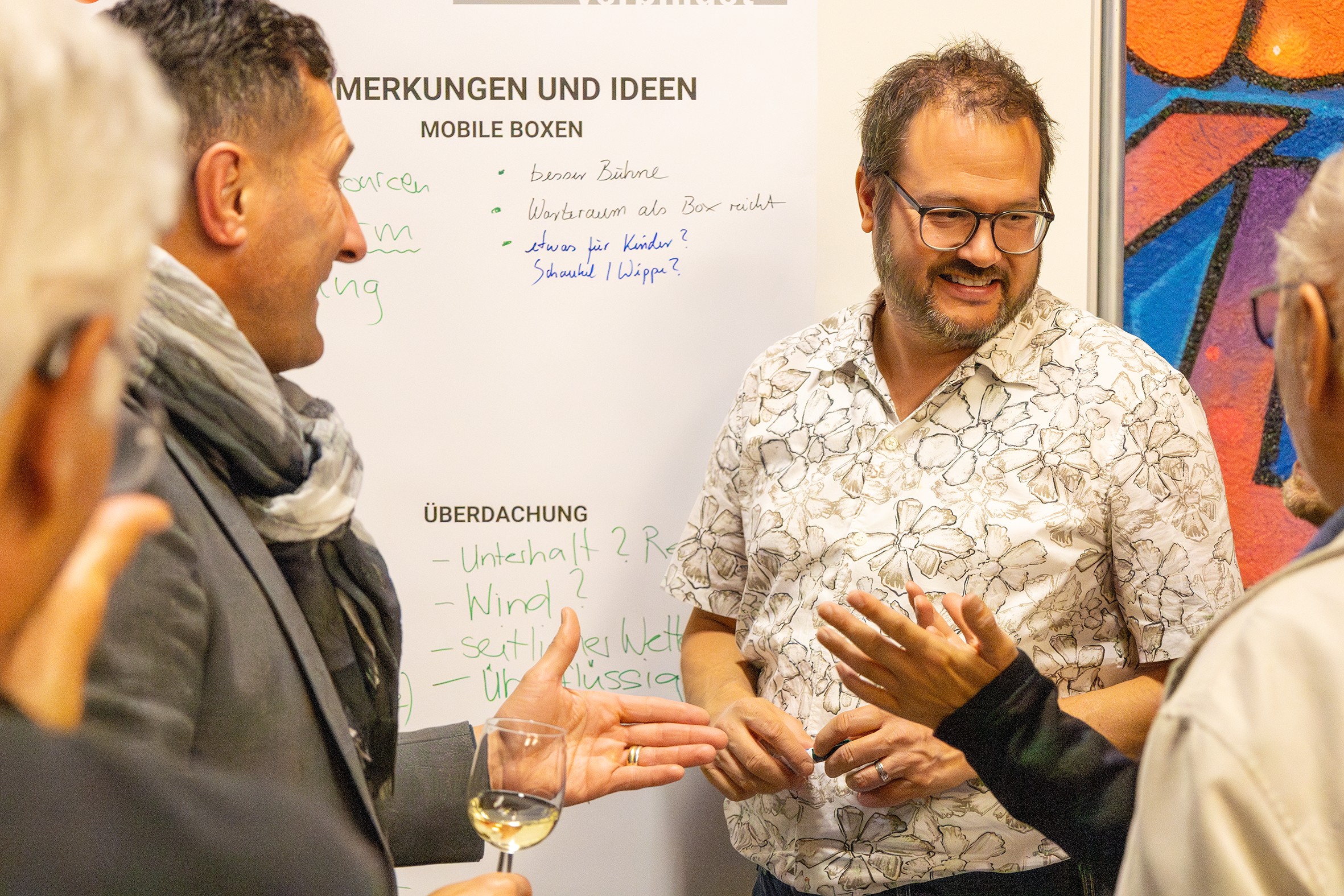 Reger Austausch: An den Stellwänden werden Meinungen geäussert und Vorschläge diskutiert.