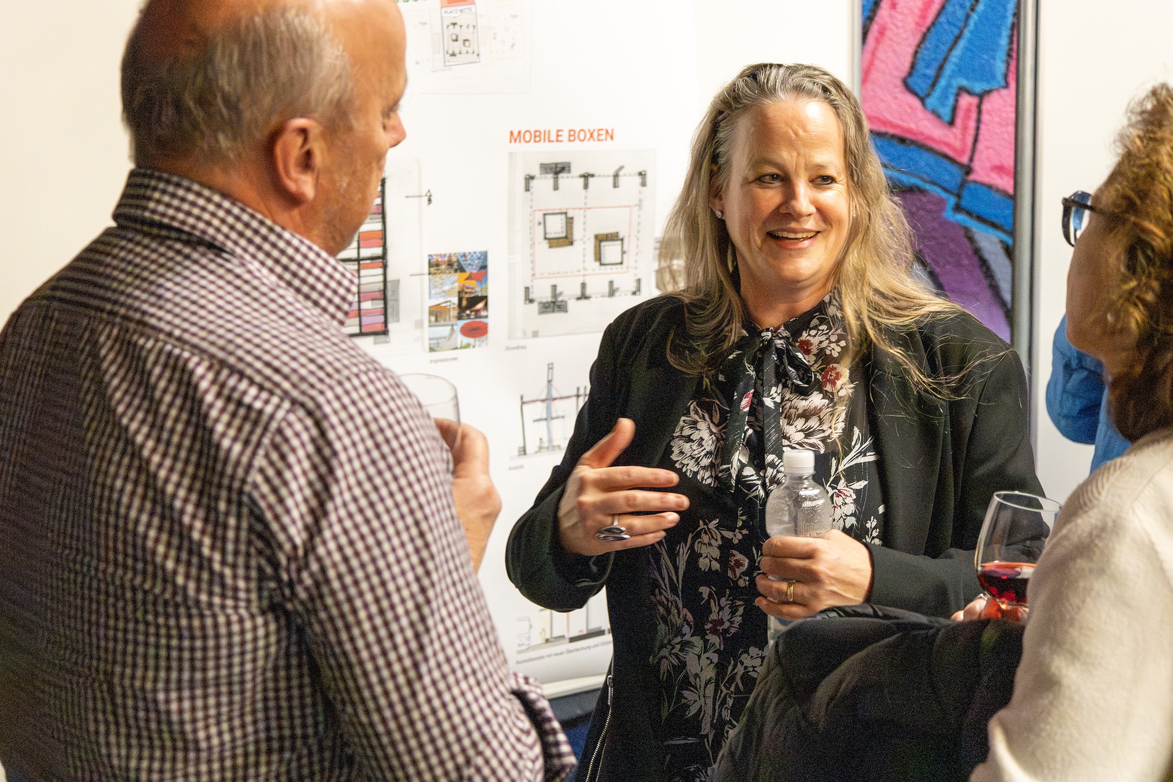 Reger Austausch: An den Stellwänden werden Meinungen geäussert und Vorschläge diskutiert.