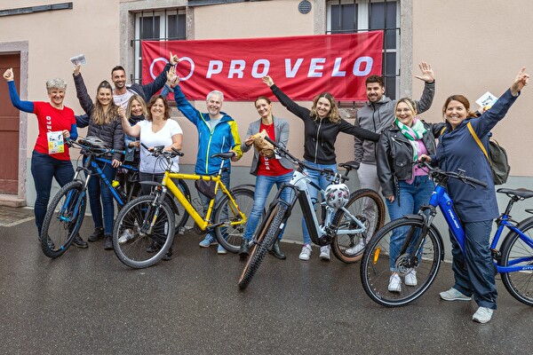 Freuen sich gleichermassen über das bisher Erreichte: Die Mitarbeitenden der Gemeindeverwaltung Sargans und die Mitglieder von Pro Velo Sarganserland.