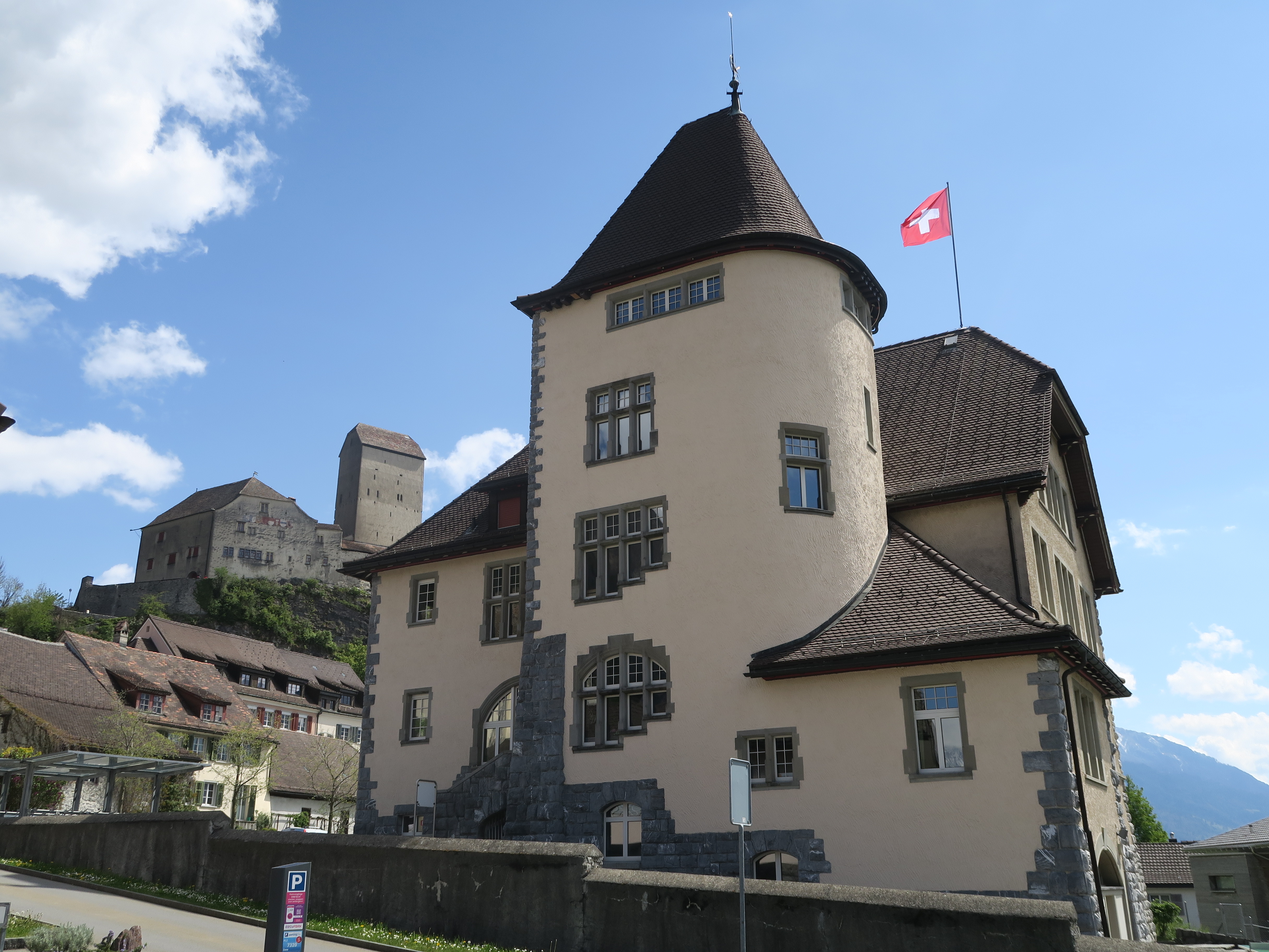 Es ist völlig im damaligen Schulhaus-Bausstil konstruiert - einfach noch etwas protziger.