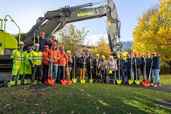 Der Startschuss fällt: Vertreter der Ortsgemeinde, der politischen Gemeinde, des Alterszentrums und den Bauunternehmen zelebrieren den Spatenstich für die Alterswohnungen.