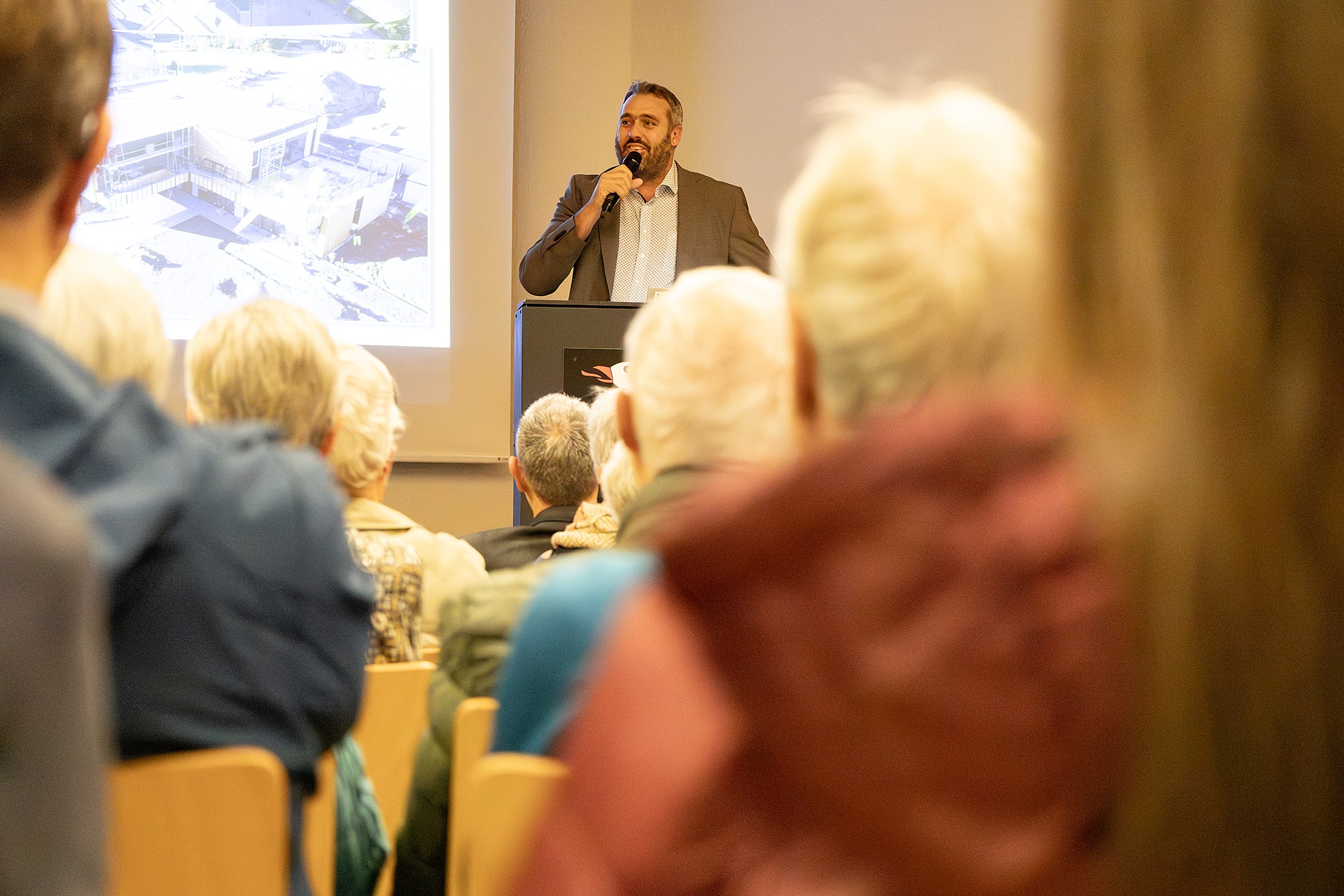 Begrüsst eine grosse Gästezahl: Gemeindepräsident Stefan Kohler eröffnet den Bürgerabend.