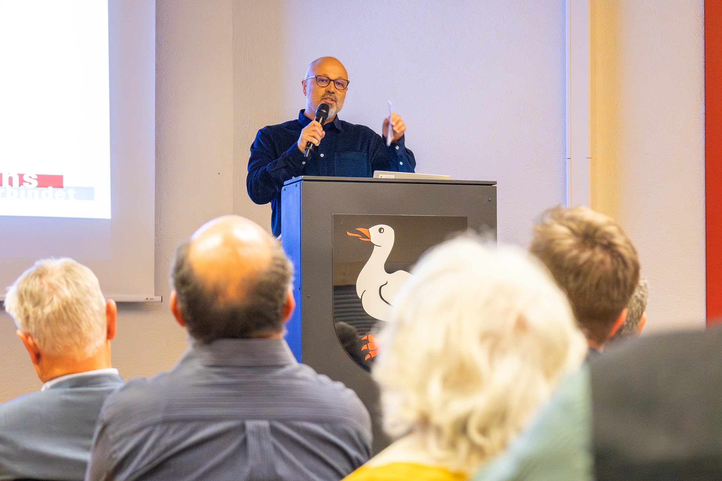 Pilotversuch: Gemeinderat Roland Wermelinger arbeitet auf ein autofreies Bahnhofareal hin.