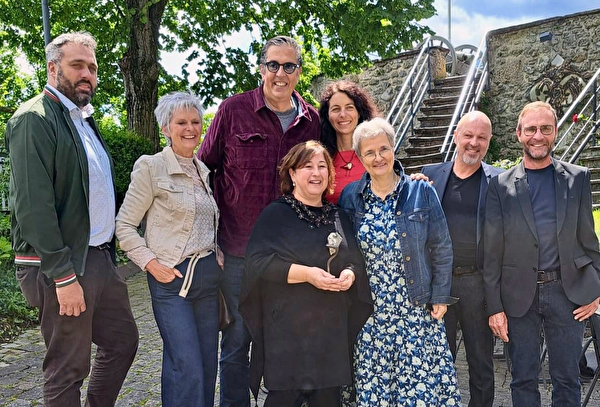 Posieren für ein Gruppenbild: Schriftsteller Pedro Lenz, Preisträgerin Bea Papadopoulos und Laudatorin Barbara Rosenbaum, flankiert von den Mitgliedern der Sarganser Kulturkommission.