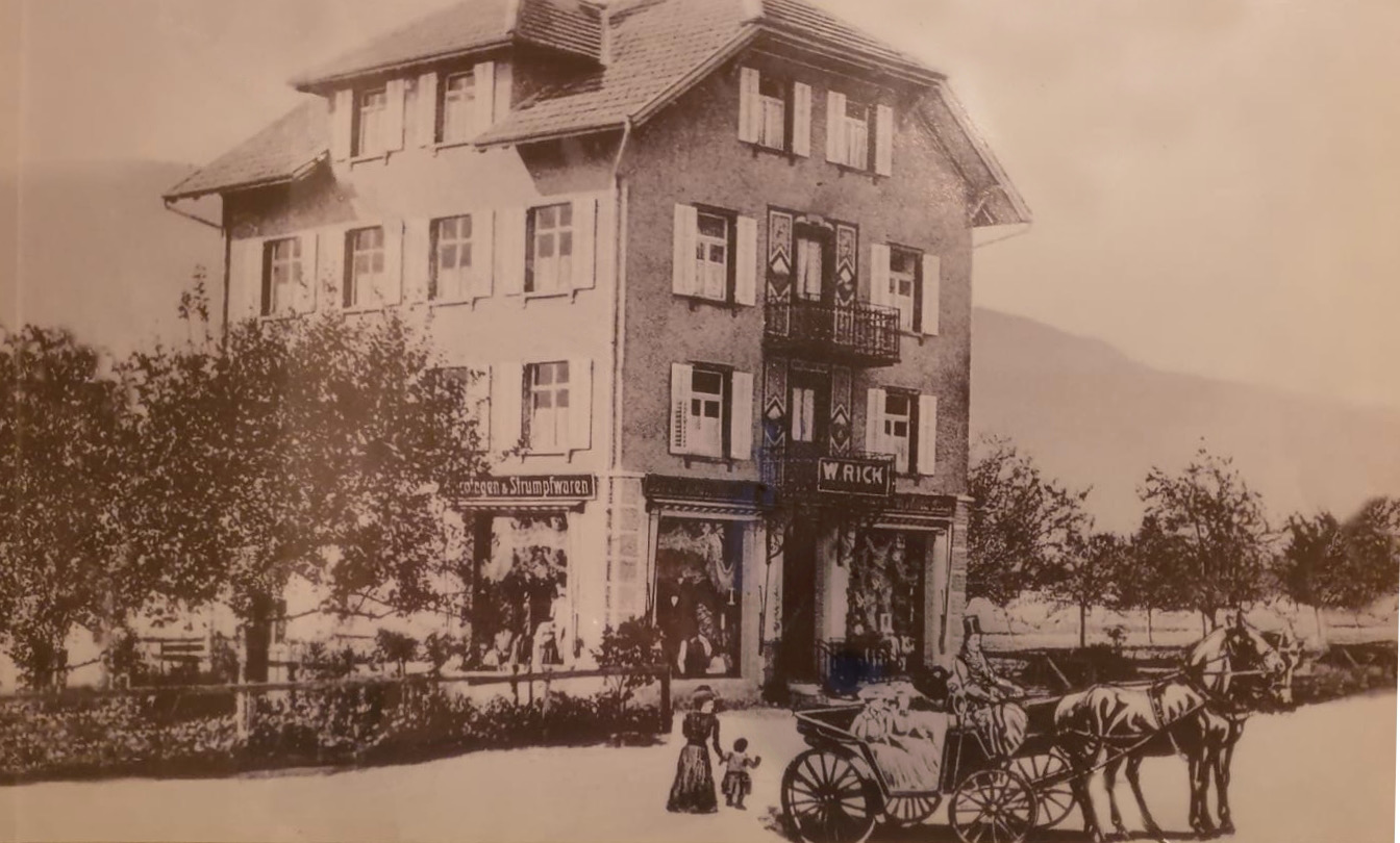Konfektionshause mit Strumpfwarenfabrikation W. Rick,  eines der ersten Häuser an der 1908 erbauten Zürcherstrasse – damals Neue Strasse genannt.