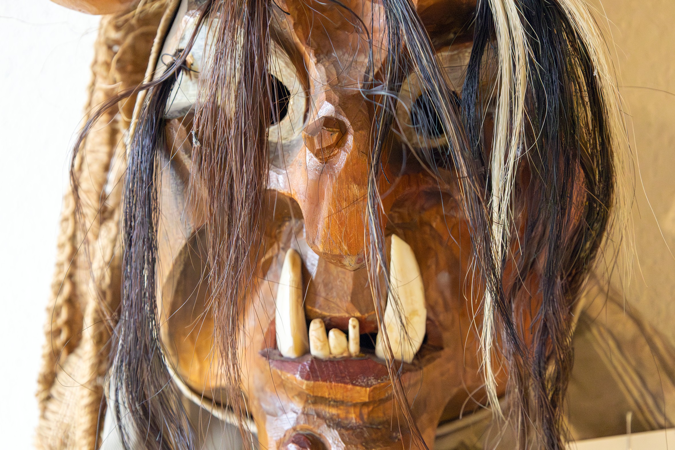 Tierhaare und -Zähne: Die Details erwecken Reichlins Larven zum Leben.