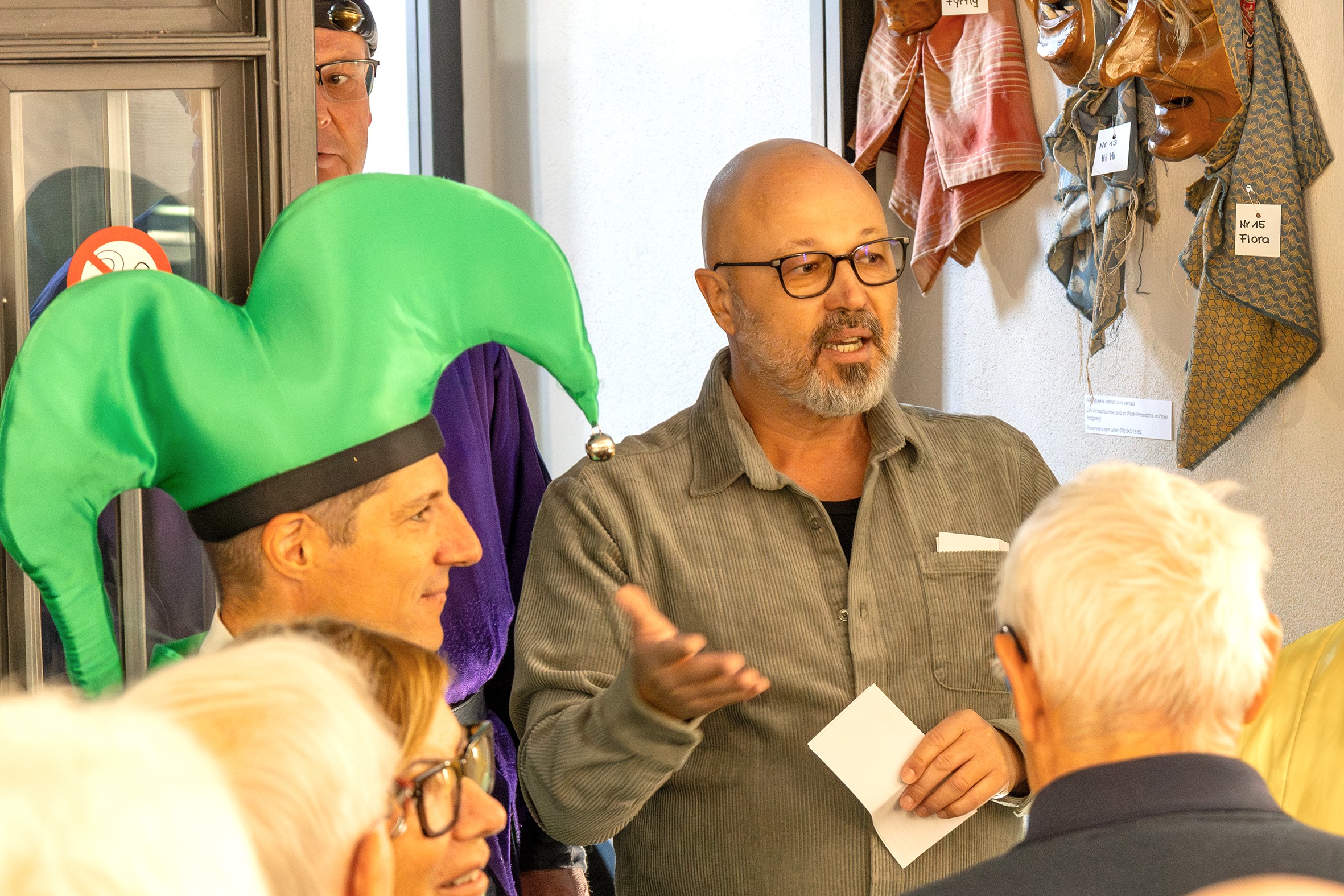 Herzlich Willkommen: Gemeinderat Roland Wermelinger darf viele Gäste zur Vernissage begrüssen.