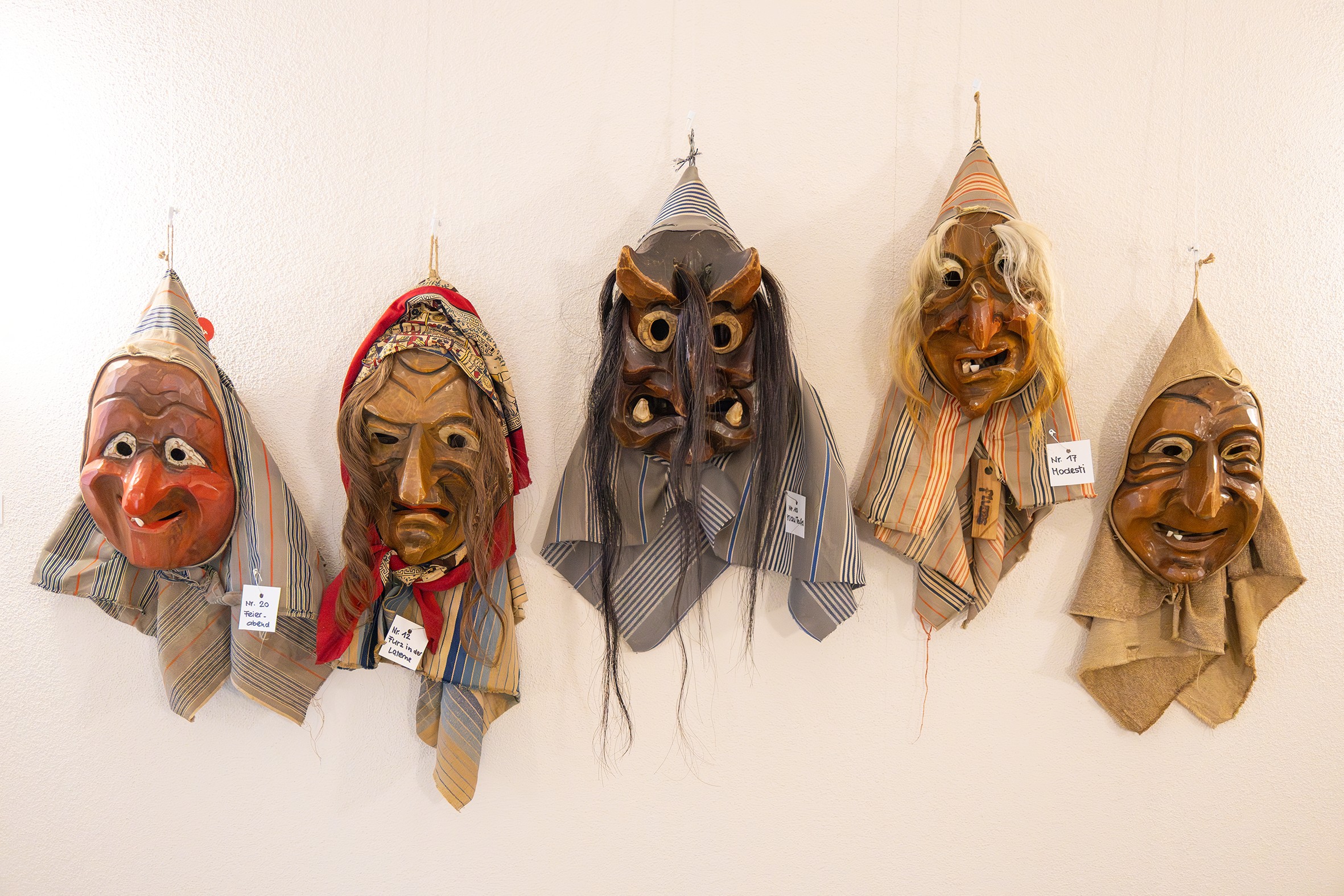 Kunterbunte Vielfalt: Die Larven widerspiegeln Reichlins Kreativität.