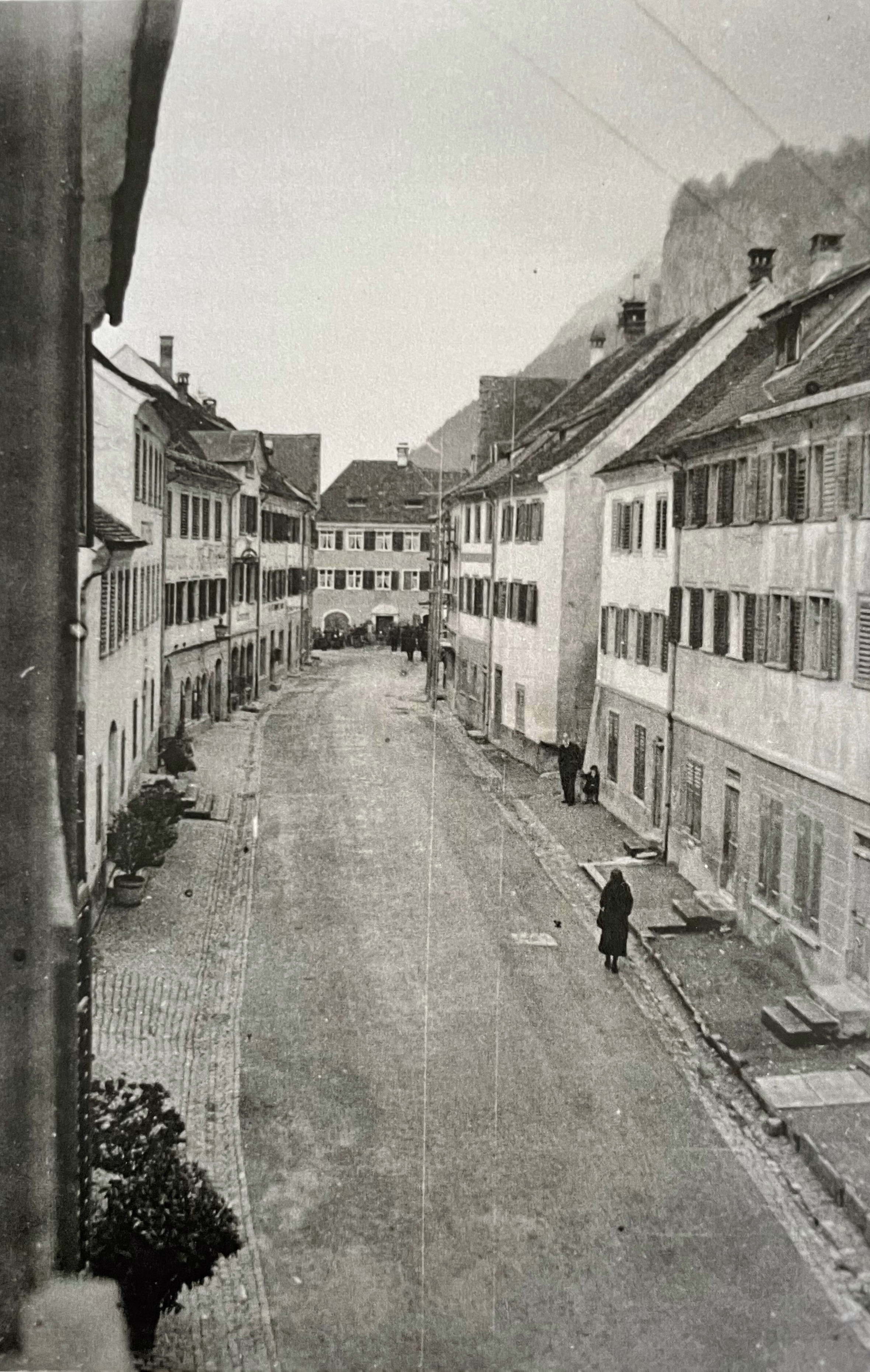 Blick vom alten Rathaus (und Realschulhaus) um 1940. Etliche Häuser im Städtli sind nicht in einem guten Zustand.