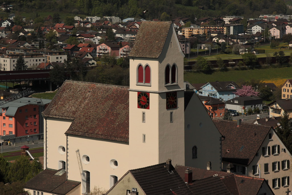 Die katholische Pfarrkirche St. Oswald und Cassian wurde mitte 9. Jh. erstmals erwähnt.