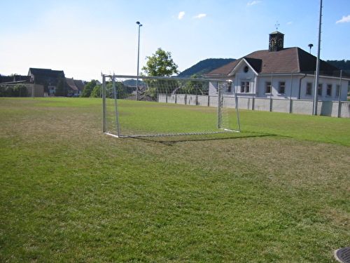 Rasenplatz über Sporthalle