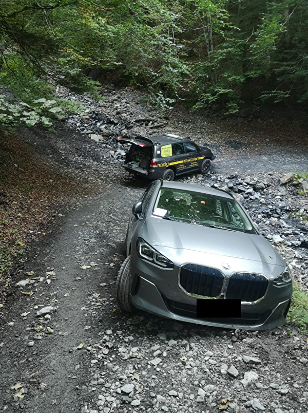 Fahrzeug auf Wanderweg